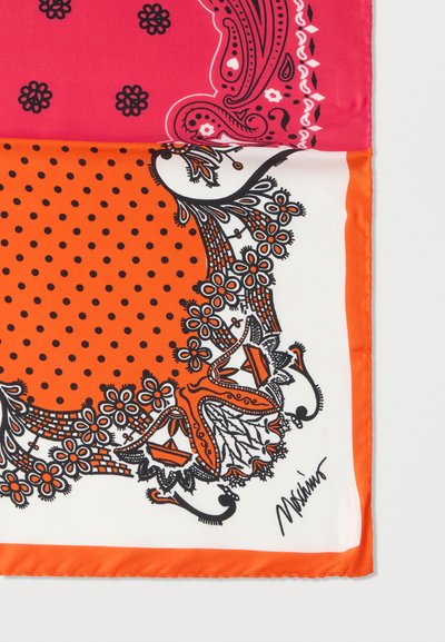 Écharpe en soie multicolore présentant un motif floral rose, des pois orange et des illustrations noires et blanches complexes avec une signature dans un coin.