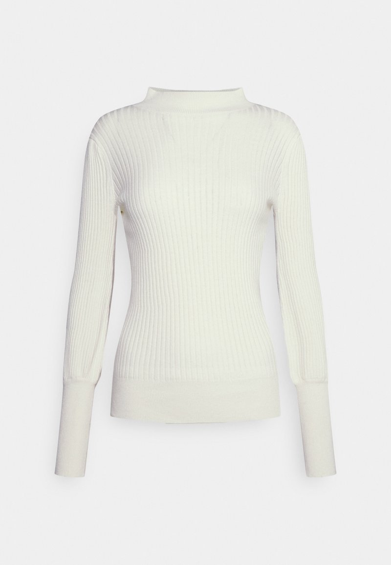 Pull en maille côtelée blanche à manches longues et col montant, avec des poignets prolongés et une silhouette ajustée.