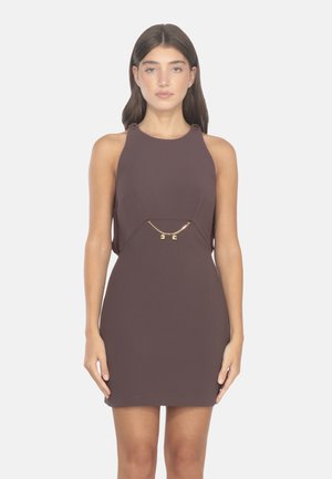 Vestido marrón sin mangas con una silueta ajustada, que presenta cortes laterales y un detalle de cadena dorada en la cintura. Tejido liso y elástico.