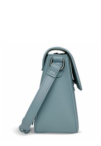 Eine kleine, dreieckige Handtasche aus weichem, blauen Leder mit einem einzelnen Schultergurt, einem oberen Griff und metallischen Akzenten. Glatte Textur, minimalistisches Design.