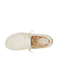 Scarpa bianca slip-on con motivi testurizzati, laccio decorativo e soletta beige con design screziato. Materiale liscio, forma arrotondata.