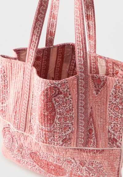 Sac fourre-tout en tissu matelassé rose et rouge avec des motifs floraux et cachemire, doté de doubles poignées et d'une ouverture supérieure.