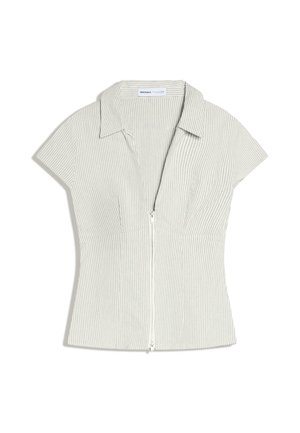 Rövid ujjú, világosszürke blúz finom függőleges csíkokkal, gallérral és elöl cipzáras záródással.