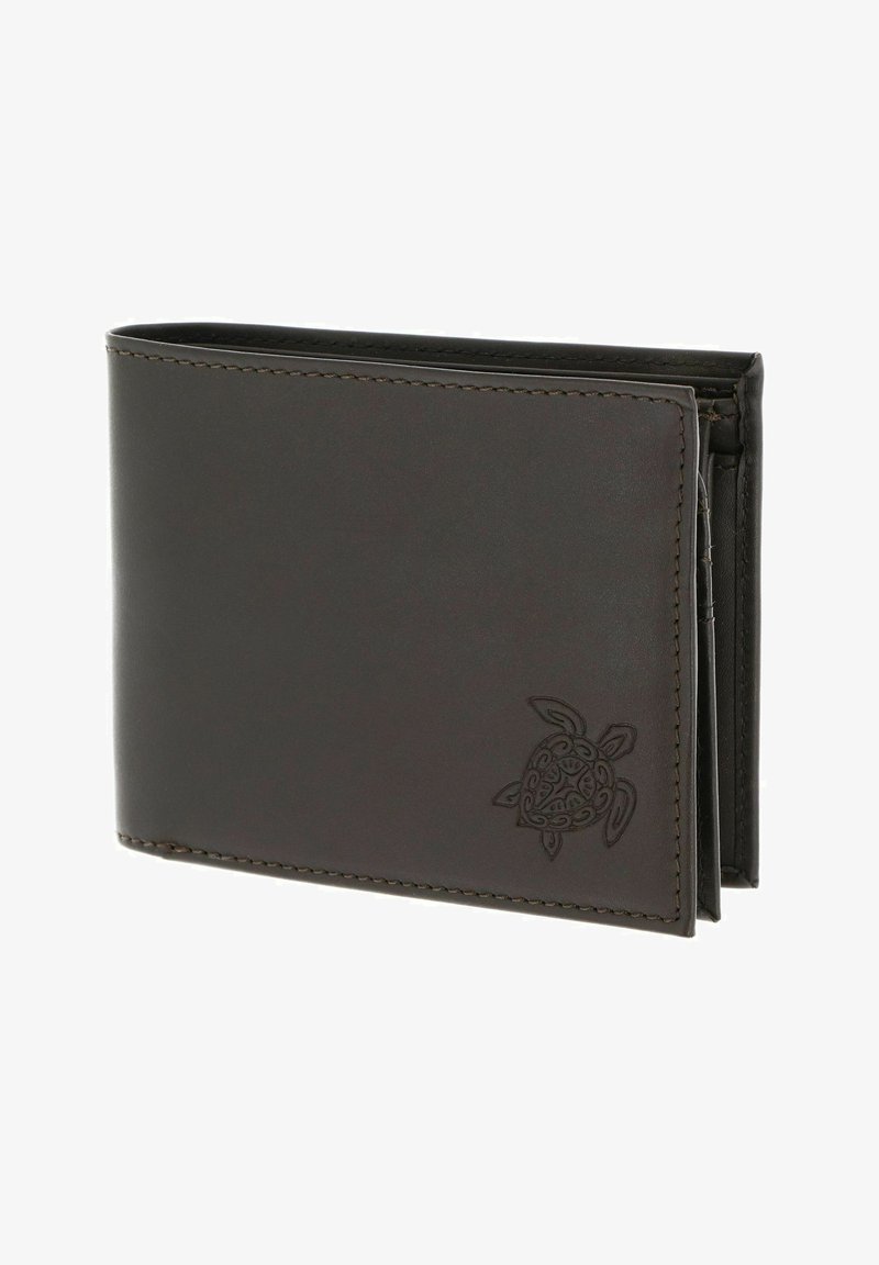 Portefeuille bifold en cuir brun foncé avec une gravure détaillée de tortue dans le coin inférieur droit et des bords cousus visibles.
