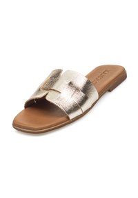 Sandalia plana metálica dorada con un upper texturizado, que presenta un diseño de tira trenzada y una plantilla acolchada en tono marrón.