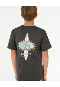 Camiseta de manga corta negra con un diseño gráfico de un surfista, una ola y un estallido solar. El material parece ser algodón; corte relajado y escote redondo.