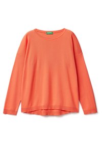 Koralový svetr vyrobený z měkkého pleteného materiálu, s kulatým výstřihem, dlouhými rukávy, žebrovaným lemem a uvolněným střihem.