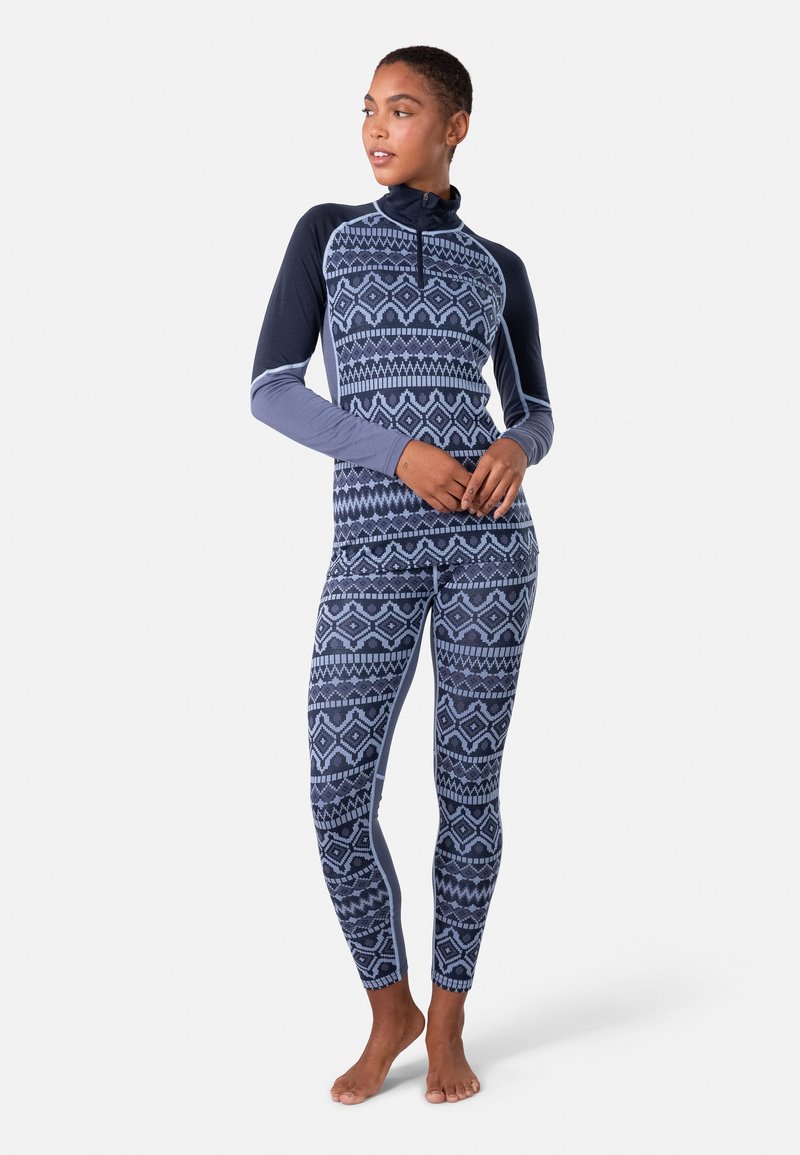 Navy-musterter Neoprenanzug mit einem Viertelreißverschluss, der geometrische Designs und lange Ärmel aufweist. Hergestellt aus dehnbarem, leichtem Stoff.
