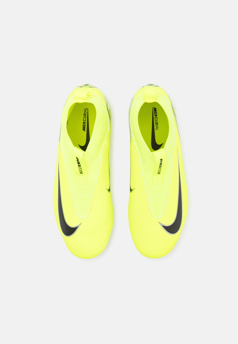 Helle gelbe Nike Mercurial Fußballschuhe mit einem eleganten Design, das schwarze Akzente und eine glatte Textur aufweist. Slipper-Stil ohne Schnürsenkel.
