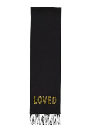 Sort tørklæde med frynser i enderne og ordet "LOVED" broderet i guld nær den ene ende.