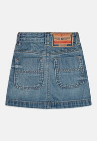 Denim mini krilo v svetlo modri barvi z dvema zadnjima žepoma in vidno šivane. Ima rjavo nalepko na pasu z logotipom blagovne znamke.