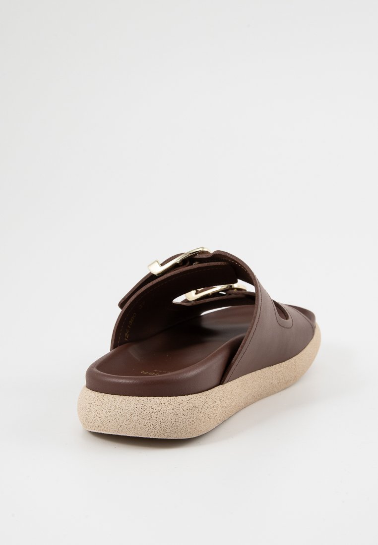 Braune Leder-Sandalen mit zwei Riemen und einem goldenen Schnallen-Detail. Sie verfügen über eine hellfarbige, gepolsterte Sohle für zusätzlichen Komfort.