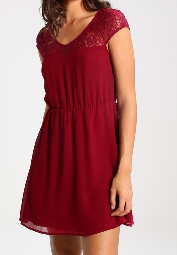 Vestido burdeos con mangas de encaje, escote en V y cintura elástica. Hecho de una tela ligera, cae por encima de la rodilla.