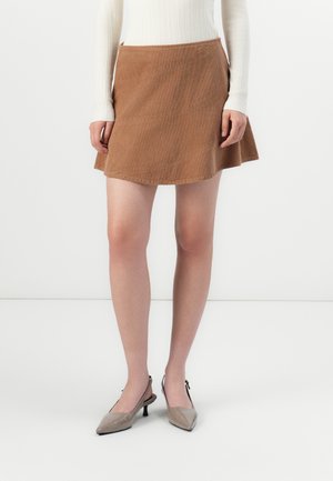 Brun kordfløyels A-linje skjørt med en teksturert finish, som flarer fra livet med en ren kant. Sammen med grå slingback hæler.