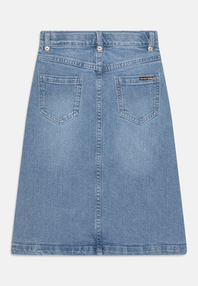 Jupe en denim bleu clair avec un design évasé, dotée de deux poches arrière et d'accents en métal au niveau de la taille. Tissu durable avec une texture lisse.