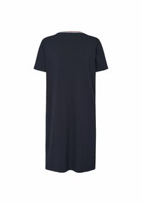 Rochie bleumarin cu mânecă scurtă, cu o croială lejeră, având un design simplu și un decolteu rotund, cu detalii în dungi alb și roșu pe spate.
