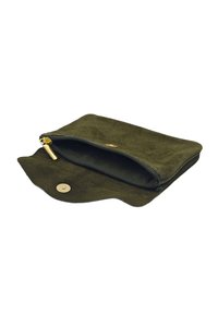 Pochette en daim vert olive avec une fermeture éclair dorée et un bouton pression ; forme ronde avec une texture douce et sans motifs ni accents visibles.