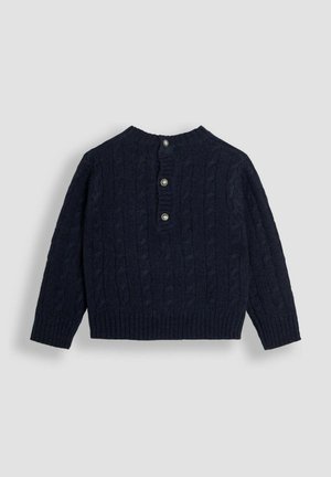 Maglione navy blue a trecce con maniche lunghe e tre bottoni sulla parte posteriore del collo, esposto su uno sfondo grigio chiaro.
