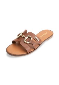Bruine leren slip-on sandaal met twee brede banden en gouden hardware accenten. Getextureerde voetbed en platte zool met subtiele branding.
