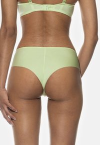 Intimo leggero verde chiaro, senza cuciture, con design a gamba alta. Tessuto morbido e cintura elastica, caratterizzato da una silhouette minimalista.
