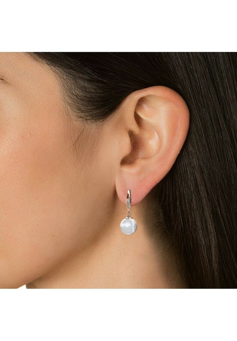 Orecchini a cerchio in argento caratterizzati da un elegante pendente in perla bianca, decorati con dettagli intricati sugli accenti metallici.