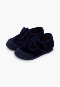 Granatowe zamszowe buty z gumową podeszwą, zaokrąglonym noskiem i regulowanym rzepem. Posiadają miękką, teksturowaną cholewkę oraz wzmocniony nosek.