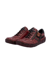 Baskets en cuir rouge avec accents noirs, présentant une surface texturée, une fermeture à lacets et une fermeture éclair décorative. Semelle en caoutchouc flexible avec motif.