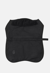 Sac de vêtement en tissu noir, de forme arrondie, avec fermeture à boucle et à sangle, texture lisse et détail de logo circulaire.