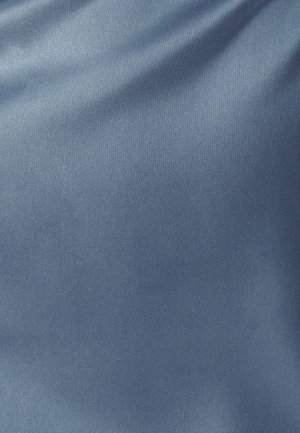 Satijnstof in een lichtblauwe tint met een gladde textuur. Het materiaal weerkaatst licht en creëert zachte, subtiele golven en variaties.