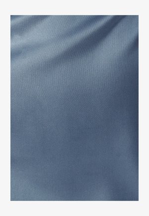Tissu en satin de couleur bleu clair avec une texture lisse. Le matériau reflète la lumière, créant des vagues douces et subtiles ainsi que des variations.