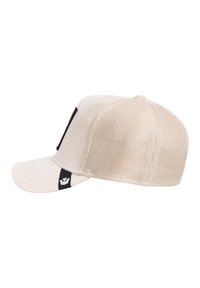 Beige pet met een gebogen klep, zachte suède voorkant en zijden van gaas. Aan de linkerkant is een zwart logolabel bevestigd.