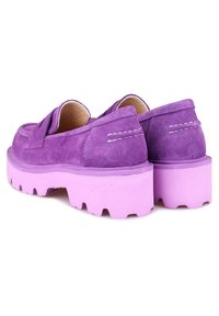 Scarpe slip-on in suede viola con una suola in gomma rosa spessa che presenta un design testurizzato e dettagli di cucitura.