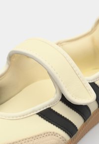 adidas Originals SAMBA JANE - Bailarinas con hebilla - cream white/core black