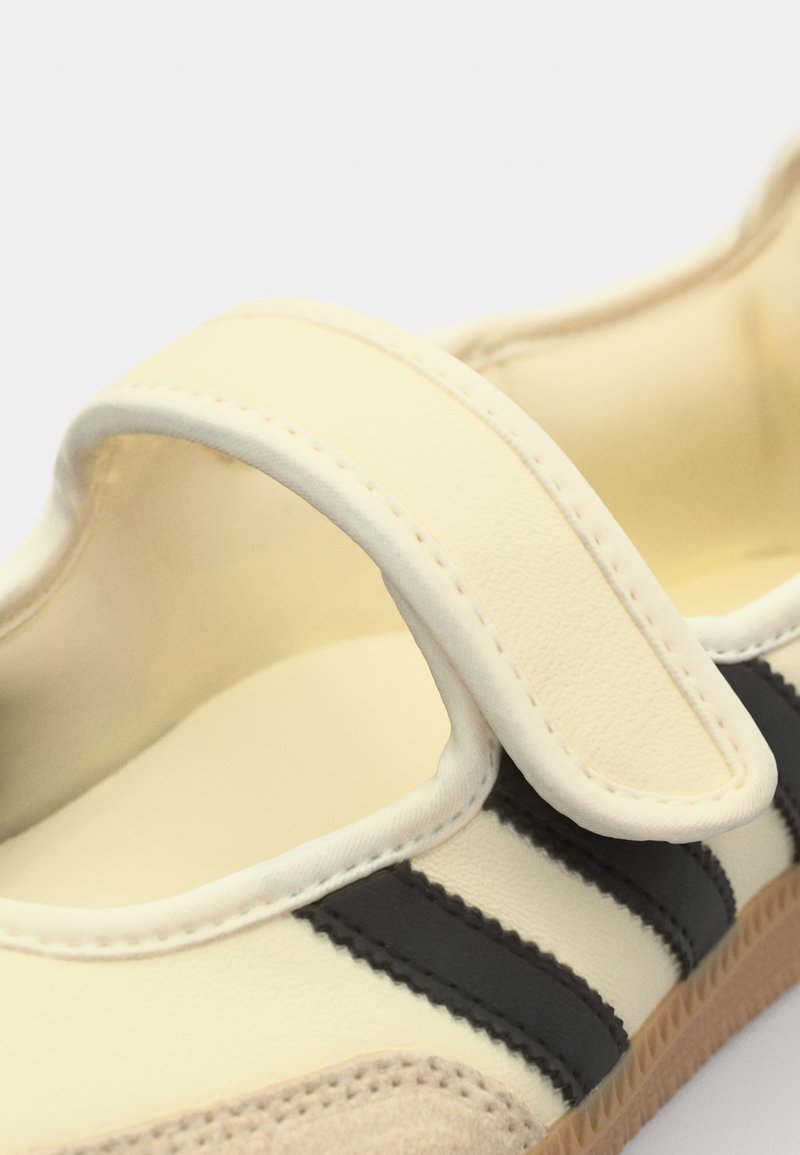 adidas Originals SAMBA JANE - Ballerinaskor med remmar - cream white/core black