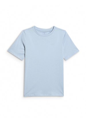 Jasnoniebieski t-shirt z krótkim rękawem i okrągłym dekoltem, z subtelnym logo na piersi, wyświetlony na płasko na białym tle.