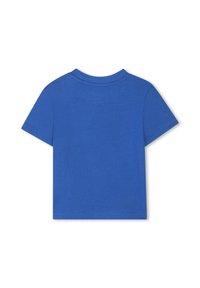 Blauwe katoenen t-shirt met korte mouwen en een ronde halslijn, met een gladde textuur en een rechte zoom. De achterkant is eenvoudig zonder enige ontwerpen.
