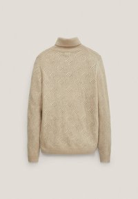 Beiger Pullover mit hohem Kragen und strukturiertem Wellenmuster. Das Material wirkt weich und gestrickt, mit einem leicht übergroßen Schnitt.