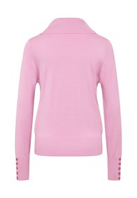Rosa Pullover mit weitem Kragen, gerippten Bündchen mit Knopfdetails und glattem, strukturiertem Stoff. Die Rückansicht zeigt klare Linien und eine taillierte Passform.
