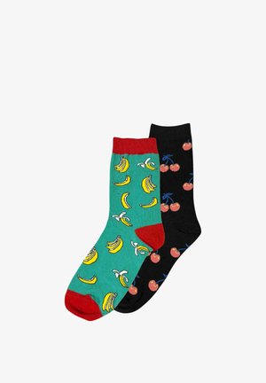 Dos pares de calcetines hasta la mitad de la espinilla, uno azul verdoso con detalles rojos y plátanos amarillos, el otro negro con cerezas rojas y tallos azules.
