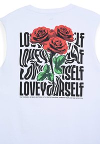 Maglietta senza maniche bianca con una grafica di tre rose rosse con foglie verdi, circondate da testo nero che recita "AMATI".