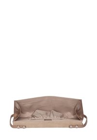 Bolso de ante en tono marrón claro con acabado brillante en la solapa, abierto para revelar un interior beige y una sección de tela fruncida en la parte inferior.