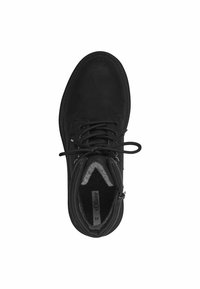 Botín de cuero negro con cierre de cordones, cuello acolchado y forro interior suave. Presenta una superficie lisa y un diseño de punta redonda.