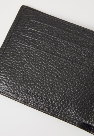 Porte-cartes en cuir noir avec une surface texturée, six emplacements pour cartes et un logo embossé. Design simple et rectangulaire.