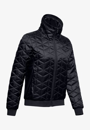 Musta, kiiltävästä materiaalista valmistettu tikattu takki, jossa on korkea kaulus, vetoketju koko edessä sekä resorit hihansuissa ja helmassa. Koko takissa on timanttikuviointi.