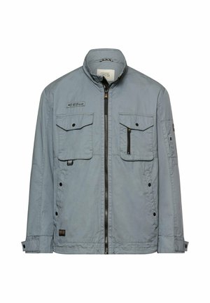 Veste grise claire pour homme avec fermeture éclair à l'avant, deux poches poitrine à boutons, une poche zippée et des poignets de manche réglables.