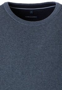 Maglione da uomo grigio scuro in maglia con motivo testurizzato, con scollo a girocollo a coste, che mostra l'etichetta del marchio e il tag della taglia L.