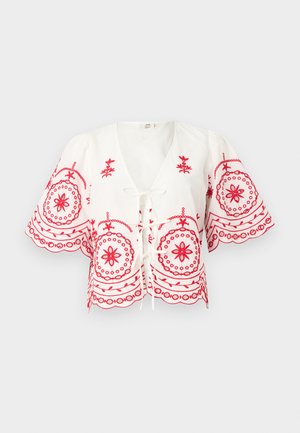 Witte blouse met rood bloem- en cirkelborduursel, korte pofmouwen, V-hals en vetersluiting aan de voorkant.