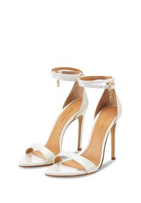 Witte sandalen van lakleer met hoge hak, voorzien van een enkele voorband en een enkelband met gesp, gecombineerd met een neutrale zool.