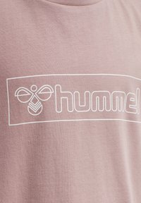 Hummel T-shirt med print - woodrose