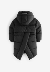 Zwarte pufferjas met een capuchon, voorzien van een kruisbandontwerp, gewatteerde textuur en logo-accenten. Heeft elastische manchetten en een staande kraag.